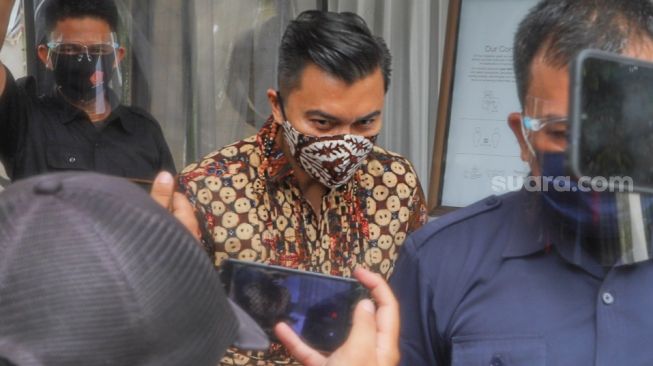 Aktor Anjasmara bergegas menuju mobilnya usai menghadiri acara pernikahan Nikita Willy dan Indra Priawan di Jatiwaringin, Bekasi, Jawa Barat, Jumat (16/10). [Suara.com/Alfian Winanto]