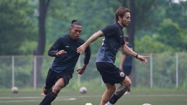 Pemain Persija Tony Sucipto (kiri) dan Marc Klok menjalani latihan di Depok, Jawa Barat, 6 Oktober 2020. Macan Kemayoran terus berlatih meski lanjutan Liga 1 musim ini ditunda. (ANTARA/HO/Persija)