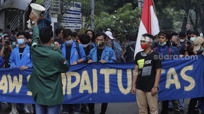 Sejumlah mahasiswa yang tergabung dalam Badan Eksekutif Mahasiswa Seluruh Indonesia (BEM SI) menggelar aksi unjuk rasa di kawasan Patung Kuda, Jakarta, Jumat (16/10/2020). [Suara.com/Angga Budhiyanto]