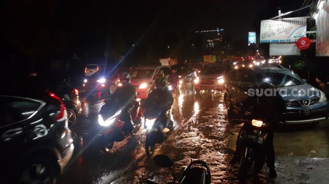 Hujan Deras Picu Genangan Air di Serpong, Kemacetan Mengular 5 Kilometer