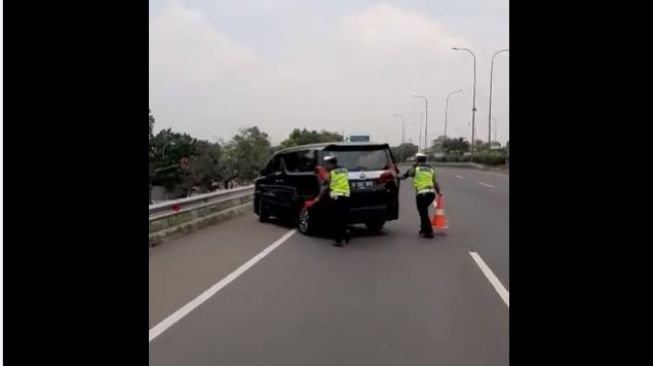 Polisi mendorong mobil mewah di jalan tol jadi sorotan warganet (Twitter)