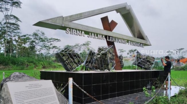 Sebuah monumen pengingat bencana erupsi Merapi 2010, yang diresmikan Bupati Sleman Sri Purnomo, di area Pedukuhan Bakalan, Kalurahan Argomulyo, Kapanewon Cangkringan, Kabupaten Sleman, Jumat (16/10/2020). - (SuaraJogja.id/Uli Febriarni)