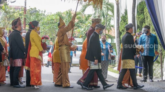 Rombongan calon mempelai pria, Indra Priawan saat akan memasuki rumah Nikita Willy untuk melangsungkan pernikahan di Jatiwaringin, Bekasi, Jawa Barat, Jumat (16/10). [Suara.com/Alfian Winanto]