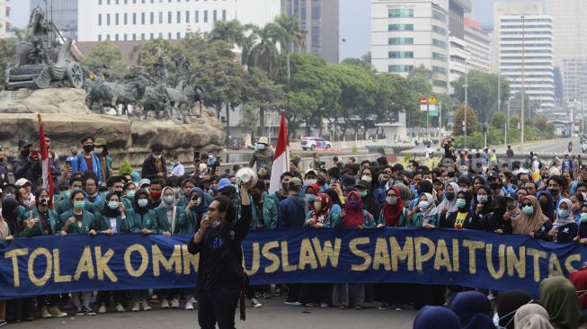 Seorang mahasiswa yang tergabung dalam Badan Eksekutif Mahasiswa Seluruh Indonesia (BEM SI) berorasi saat menggelar aksi unjuk rasa di kawasan Patung Kuda, Jakarta, Jumat (16/10/2020). [Suara.com/Angga Budhiyanto]