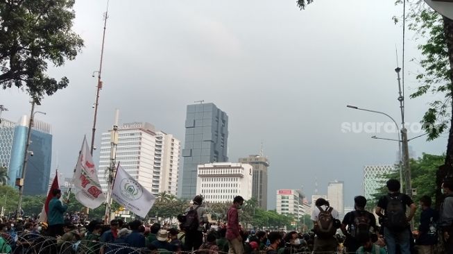 Massa dari BEM SI yang berujuk rasa menolak UU Cipta Kerja makin membludak di kawasan Patung Kuda, Medan Merdeka Barat, Kamis sore.(Suara.com/Arga)