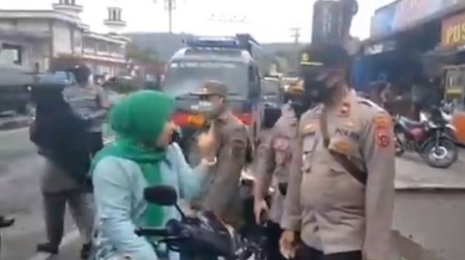 Ngaku-ngaku Istri Jaksa, Wanita Tanpa Masker Ini Ngamuk Ditilang Polisi