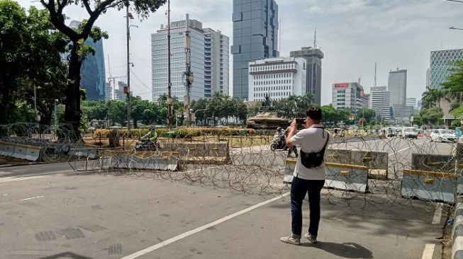 Penampakan kawat berduri yang dipasang aparat kepolisian jelang BEM SI gelar aksi tolak UU Ciptaker di depan Istana Negara. (Suara.com/Arga)