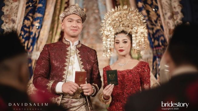 Nikita Willy dan Indra Priawan resmi menjadi pasangan suami istri. Pernikahan brelangsung di kediaman Nikita Willy di kawasan Jatiwaringin, Jakarta Timur, Jumat (16/10/2020) pagi. [Instagram @bridestory]