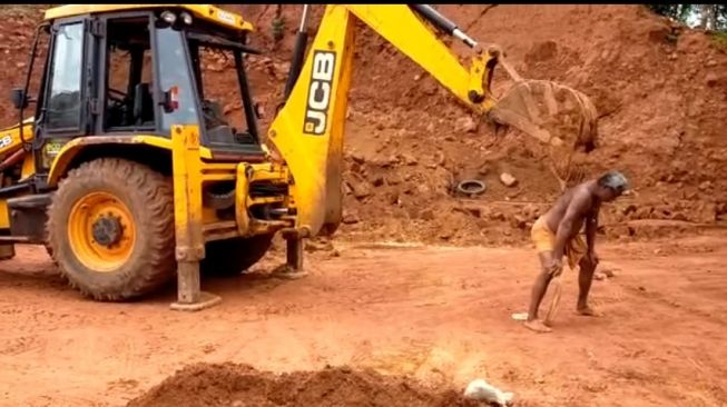 Cara unik pria garuk punggungnya dengan menggunakan Excavator (Facebook)