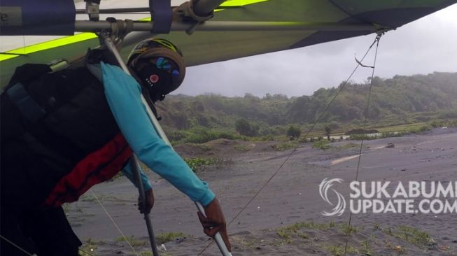 Peserta berlatih gantole di Pantai Cikawung Desa Cidahu, Kecamatan Cibitung, Kabupaten Sukabumi.