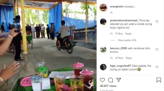 Video pria yang melintas di tengah resepsi pernikahan menaiki sepeda motor. - (Instagram/@energisolo)