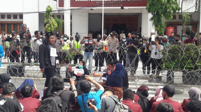 Demonstran Balikpapan Ganti Rugi Kerusakan Pagar Masjid Pasca Aksi Jilid II