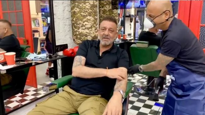 Sanjay Dutt mengunjungi salon. [Instagram]