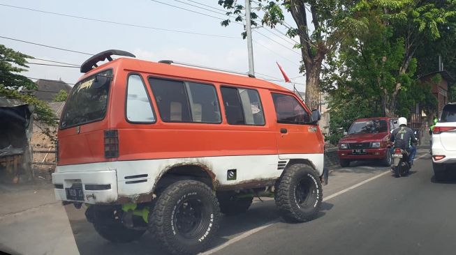 Modifikasi Angkot Ini Kelewat Gahar, Warganet: Naiknya Gimana, Ya?