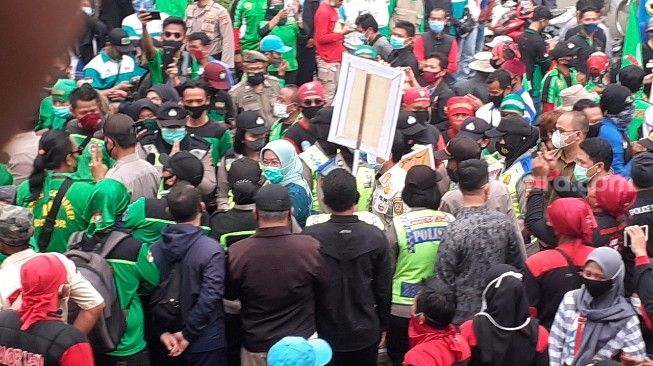 Bupati Bogor Ade Yasin (berjilbab warna hijau) temui pendemo di gerbang komplek kantor Bupati Bogor, Jumat (16/10/2020). [Suara.com/Andi Ahmad Sulaendi]