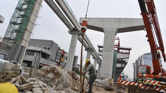 Foto udara pembangunan ruas tol layang Kelapa Gading-Pulogebang di Kelapa Gading, Jakarta, Kamis (15/10/2020).  [ANTARA FOTO/Hafidz Mubarak]