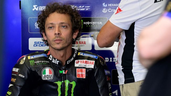 Pembalap Italia Monster Energy, Valentino Rossi, berbicara dan memberi isyarat di pit setelah jatuh dari sepeda motornya selama sesi latihan bebas ketiga jelang balapan MotoGP Prancis pada 10 Oktober 2020 di Le Mans, Prancis barat laut. [Foto/AFP]
