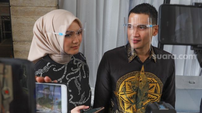 Pasangan Rezky Aditya dan Citra Kirana ditemui awak media usai menghadiri pernikahan Nikita Willy dan Indra Priawan di Jatiwaringin, Bekasi, Jawa Barat, Jumat (16/10). [Suara.com/Alfian Winanto]