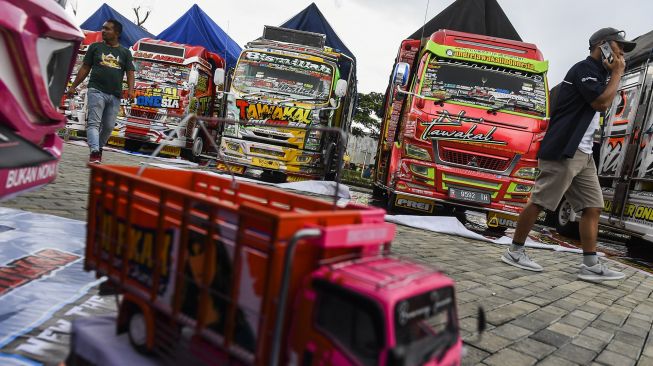 Pengunjung melihat mobil dan truk modifikasi saat Bandung Auto Fest 2.0 di Kiara Artha Park, Bandung, Jawa Barat, Sabtu (17/10/2020). [ANTARA FOTO/M Agung Rajasa]