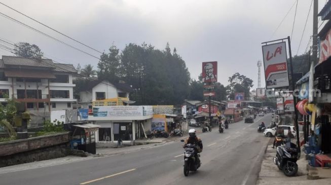 TKP kecelakaan maut di Jalan Raya Puncak Bogor, Jawa Barat, Sabtu (17/10/2020) pukul 00.30 dini hari tadi. (Suara.com/Andi Ahmad Sulaendi).