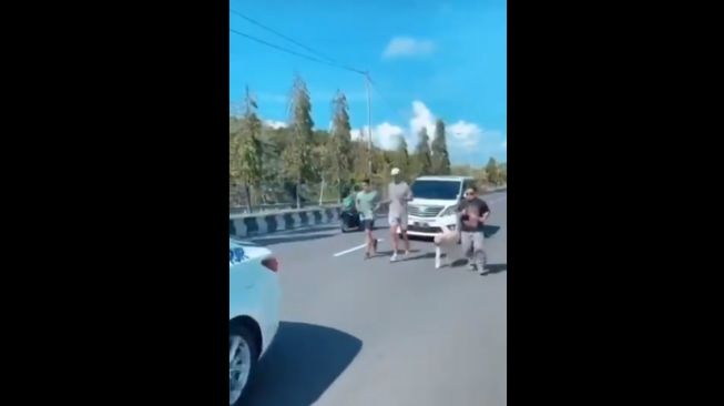 Heboh Video Pria Mirip Richard Muljadi Jogging Dikawal Mobil Polisi