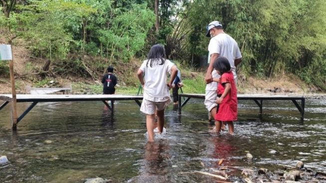 Keseruan pengunjung yang datang ke Pasar Kebon Empring untuk berekreasi, Sabtu (17/10/2020). - (SuaraJogja.id/Hiskia Andika)