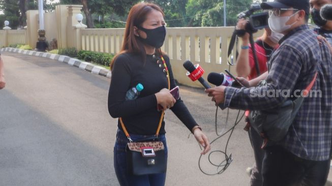 Adik Vicky Prasetyo, Babby Lestari berjalan meninggalkan Polres usai diperiksa terkait laporan dugaan pencemaran nama baik kepada Angel Lelga di Polres Metro Jakarta Pusat, Sabtu (17/10/2020). [Suara.com/Alfian Winanto]