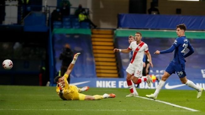 Pemain Chelsea Kai Havertz menjebol gawang Southampton dalam pertandingan Liga Inggris yang berlangsung di Stamford Bridge, Sabtu (17/10/2020). [AFP]