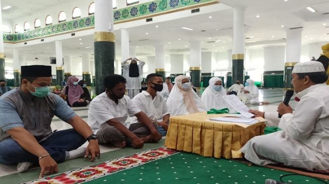 Demi Pinang Kekasih, Pria Ini Nekat Pelajari Agama Islam dan Jadi Mualaf