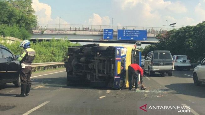 Tidak Patuh Rambu Lalu Lintas, Truk Terguling di Tol Dumai