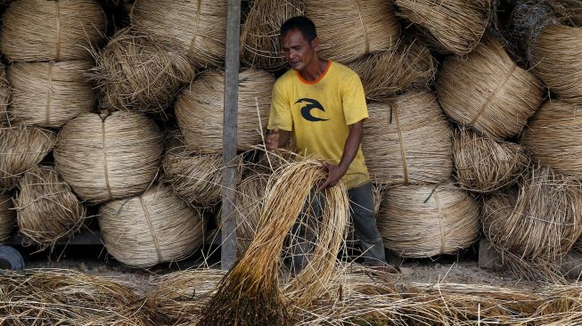 Pekerja menjemur rotan mentah untuk bahan baku industri mebel dan kerajinan rumah tangga, di Banda Aceh, Aceh, Sabtu (17/10/2020). [ANTARA FOTO/Irwansyah Putra]