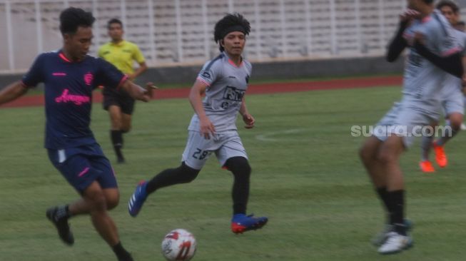 Atta Halilintar saat bermain sepak bola di Stadion Madya Gelora Bung Karno, Senayan, Jakarta Selatan, Sabtu (17/10). [Suara.com/Alfian Winanto]