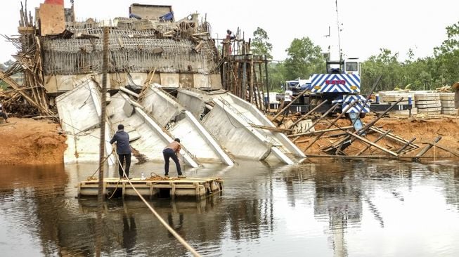 Warga berada di dekat lokasi proyek pembangunan jembatan jerambah gantung yang ambruk, di Pangkalpinang, Kepulauan Bangka Belitung, Sabtu (17/10/2020). [ANTARA FOTO/Anindira Kintara] 