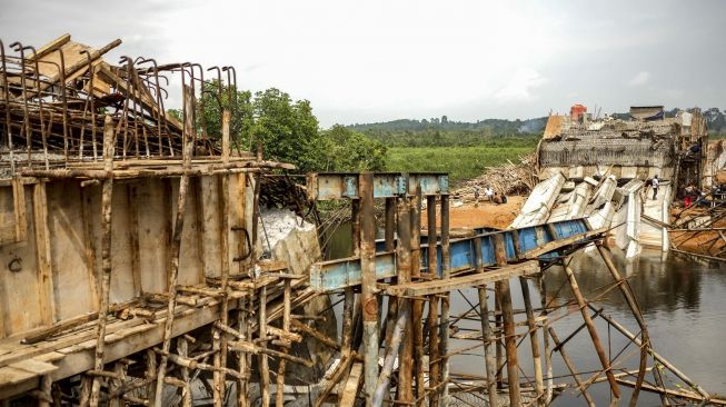 Warga berada di dekat lokasi proyek pembangunan jembatan jerambah gantung yang ambruk, di Pangkalpinang, Kepulauan Bangka Belitung, Sabtu (17/10/2020). [ANTARA FOTO/Anindira Kintara] 