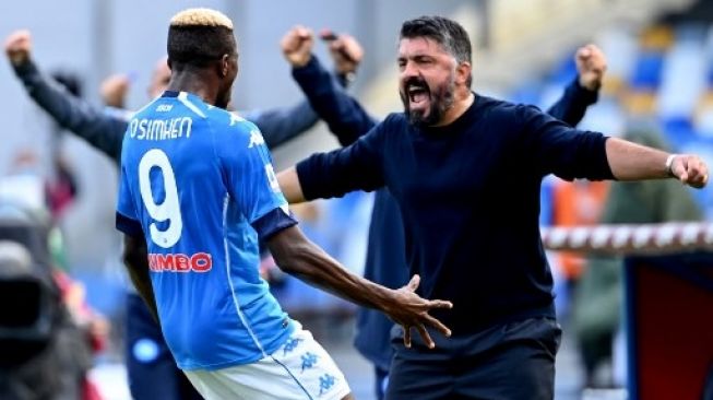 Pemain Napoli Victor Osimhen (kiri) merayakan gol yang dicetaknya dengan pelatih Gennaro Gattuso (kanan) dalam pertandingan Liga Italia yang dimainkan di Stadion San Paolo, Naples, Sabtu (17/10/2020). [AFP]