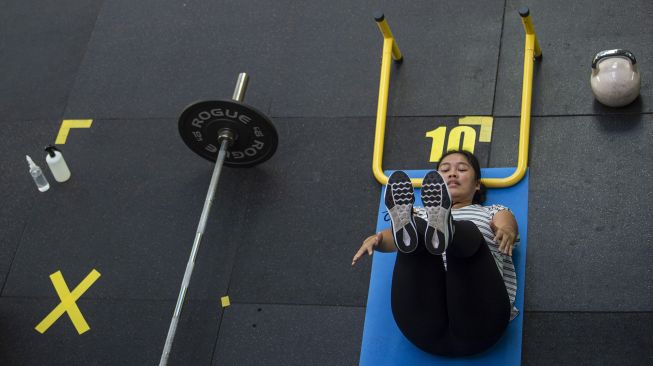 Warga berlatih olah raga 'bootcamp' di pusat kebugaran Bodyfit, Kemang, Jakarta, Sabtu (17/10/2020). [ANTARA FOTO/Aditya Pradana Putra]