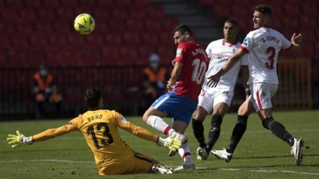 Pemain Granada Yangel Herrera menjebol gawang Sevilla dalam pertandingan Liga Spanyol yang berlansung di Stadion Nuevo Los Carmenes, Sabtu (17/10/2020). [AFP]