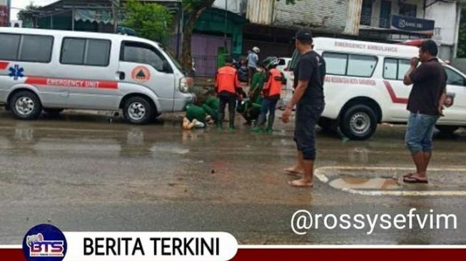 Mobil BPBD yang membawa jenazah Covid-19 juga mogok karena menerjang banjir (foto: tangkapan layar IG @beritaterkinismr)