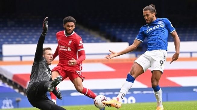 Pemain Everton Dominic Calvert-Lewin menjebol gawang Liverpool dalam pertandingan Liga Premier Inggris di Goodison Park, Sabtu (17/10/2020). [AFP]