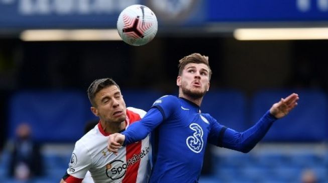 Pemain Chelsea Timo Werner menjebol gawang Southampton dalam pertandingan Liga Inggris yang berlangsung di Stamford Bridge, Sabtu (17/10/2020). [AFP]