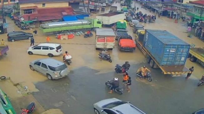 Banjir Samarinda, Belasan Kendaraan Mogok Termasuk Mobil Jenazah Covid-19