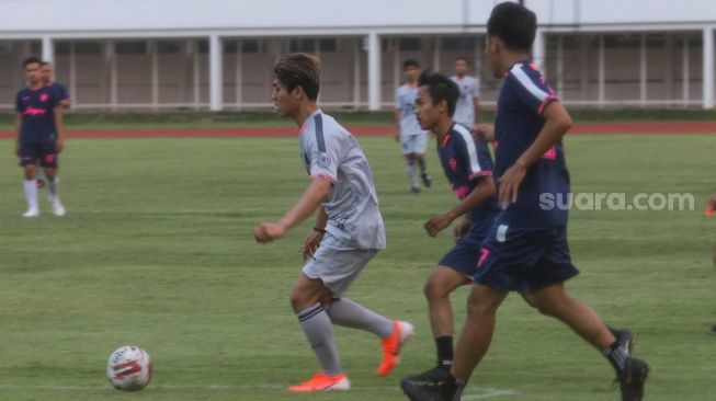 Rizky Billar membawa bola saat bermain sepak bola di Stadiun Madya Gelora Bung Karno, Jakarta Selatan, Sabtu (17/10/2020). [Suara.com/Alfian Winanto]