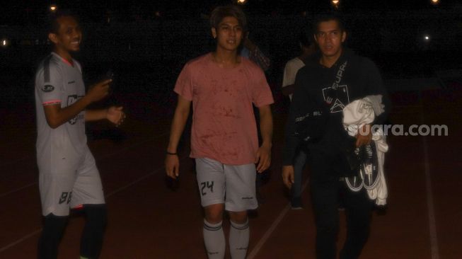 Rizky Billar usai berolahraga di Stadion Madya Gelora Bung Karno, Senayan, Jakarta Selatan, Sabtu (17/10). [Suara.com/Alfian Winanto]