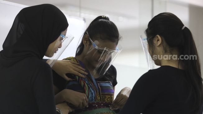 Siswa sekolah model mengikuti sesi kelas “Match and Matching Wardrobe” di Look Academy Modeling School, Jakarta, Sabtu (17/10/2020). [Suara.com/Angga Budhiyanto]