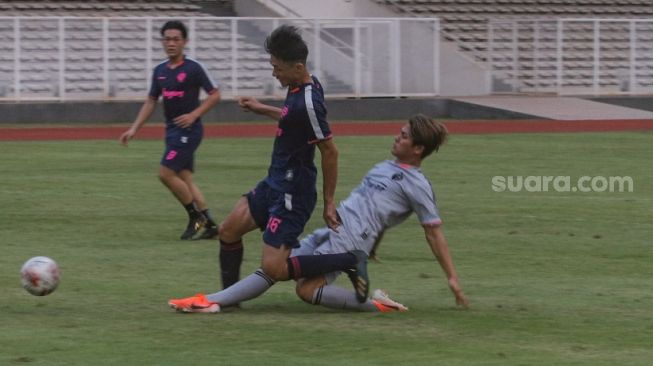 Rizky Billar mencoba merebut bola dari lawan saat bermain sepak bola di Stadiun Madya Gelora Bung Karno, Jakarta Selatan, Sabtu (17/10/2020). [Suara.com/Alfian Winanto]