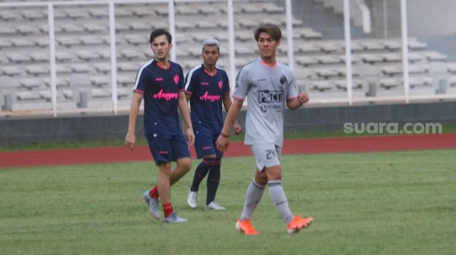 Rizky Billar saat bermain sepak bola di Stadiun Madya Gelora Bung Karno, Jakarta Selatan, Sabtu (17/10/2020). [Suara.com/Alfian Winanto]