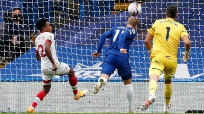 Pemain Chelsea Timo Werner menjebol gawang Southampton dalam pertandingan Liga Inggris yang berlangsung di Stamford Bridge, Sabtu (17/10/2020). [AFP]