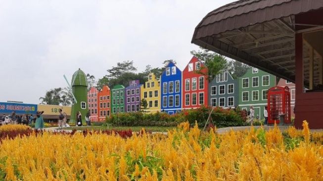 Menikmati Panorama Negeri Kincir di Taman MBS Kota Serang