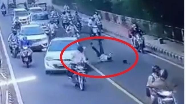 Polisi terjatuh setelah tertangkap sedang berada di kap mesin mobil (Auto NDTV)