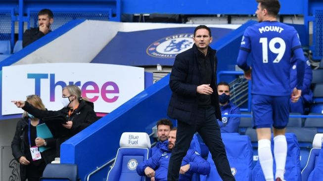 Manajer Chelsea, Frank Lampard mengamati permainan timnya melawan Southampton pada laga Liga Inggris 2020/2021 yang dihelat di Stamford Bridge, London, Sabtu (17/10/2020) malam WIB. [Ben STANSALL / POOL / AFP]